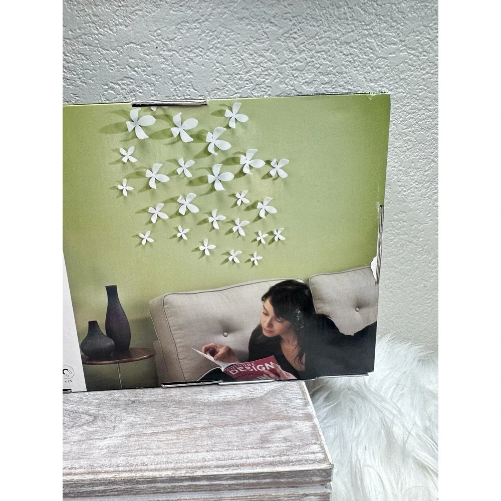 $39 🌙 NIB Umbra Wallflower Wall Decor - Set of 25